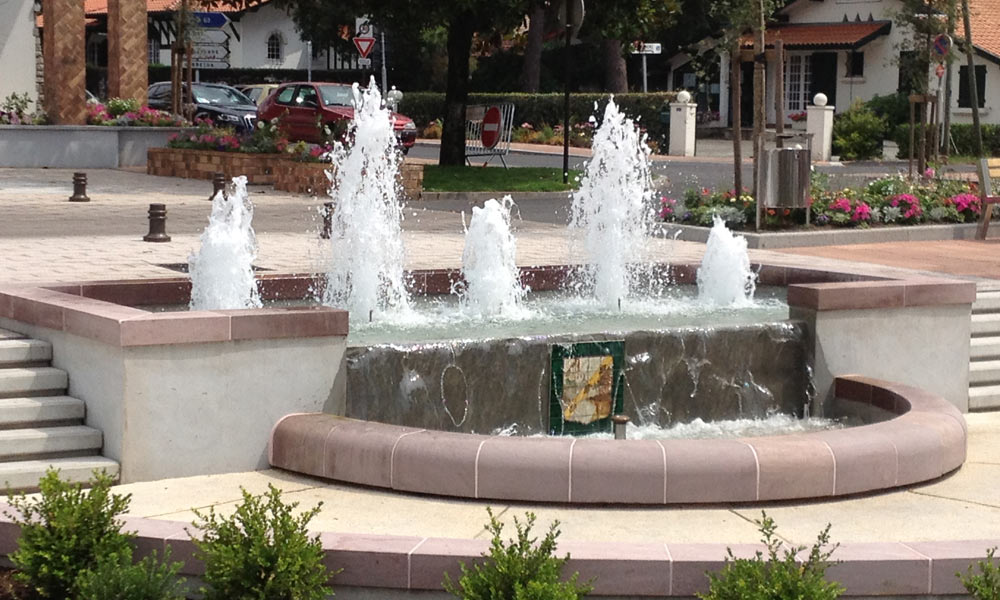 Fontaine-cascade dans le centre-ville d’Hossegor.