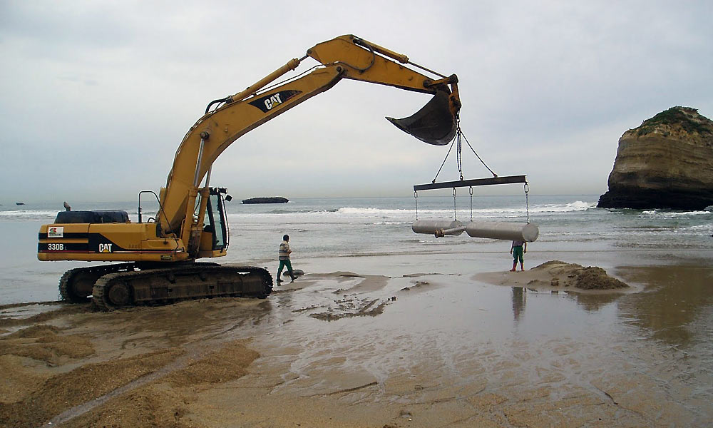 Pose d'une crépine en mer à Biarritz.