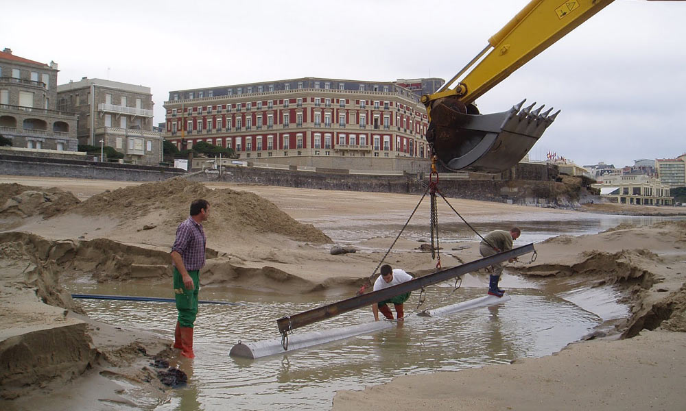 Installation d'un système de pompage en mer à Biarritz.