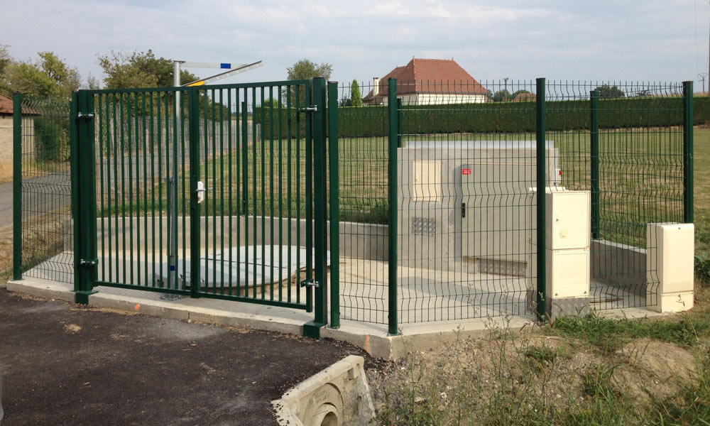 Poste de relèvement eaux usées « préfa », modèle élaboré clôturé.