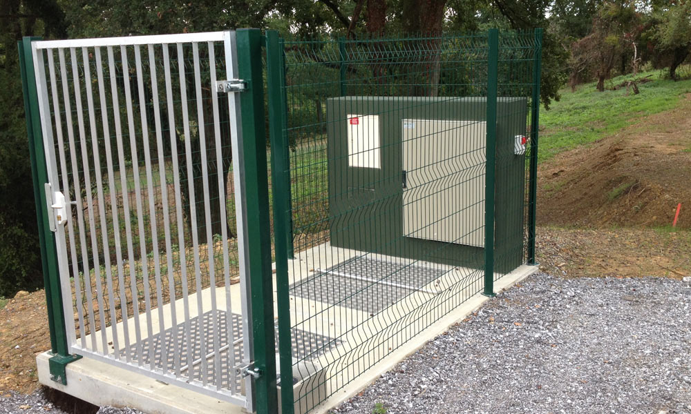 Poste de relèvement eaux usées en béton, modèle classique clôturé.