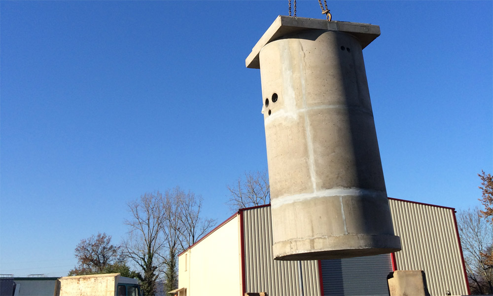 Manutention du poste de refoulement par grue.