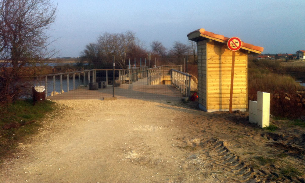 Poste de relèvement avec intégration paysagère dans village ostréicole.