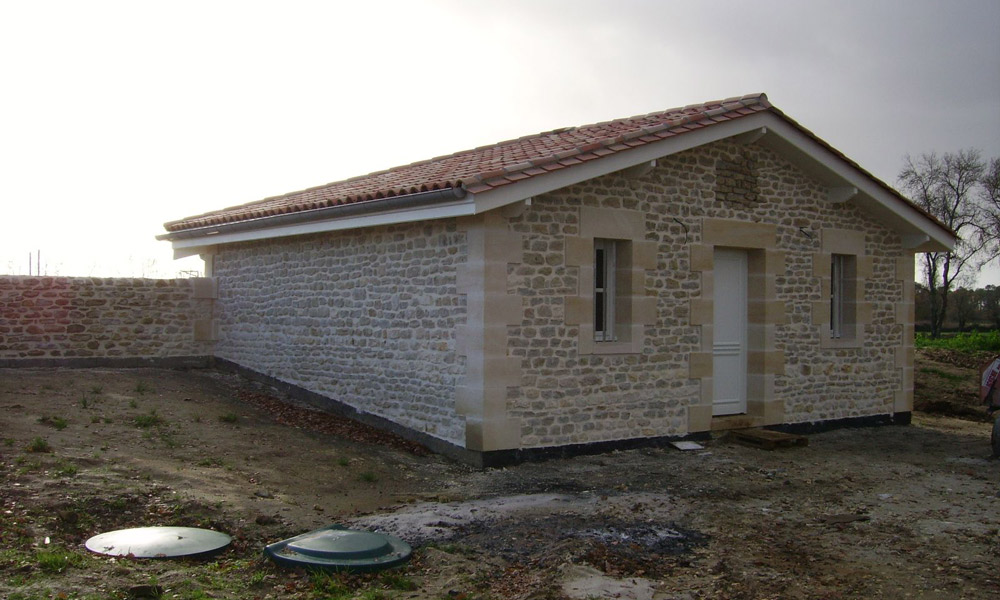 Local technique d'une station d'épuration des eaux usées vini-viticoles (capacité 7000 eq.hab.).