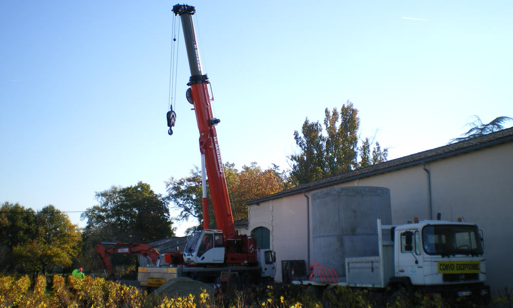 Installation d’une cuve béton pour vignoble.