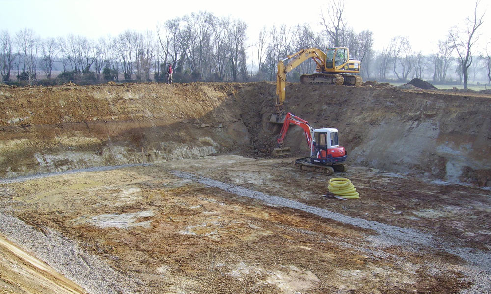 Terrassement d'un bassin de 2 800 m3, pour la construction d’une station d'épuration d’eaux usées vini-viticoles.